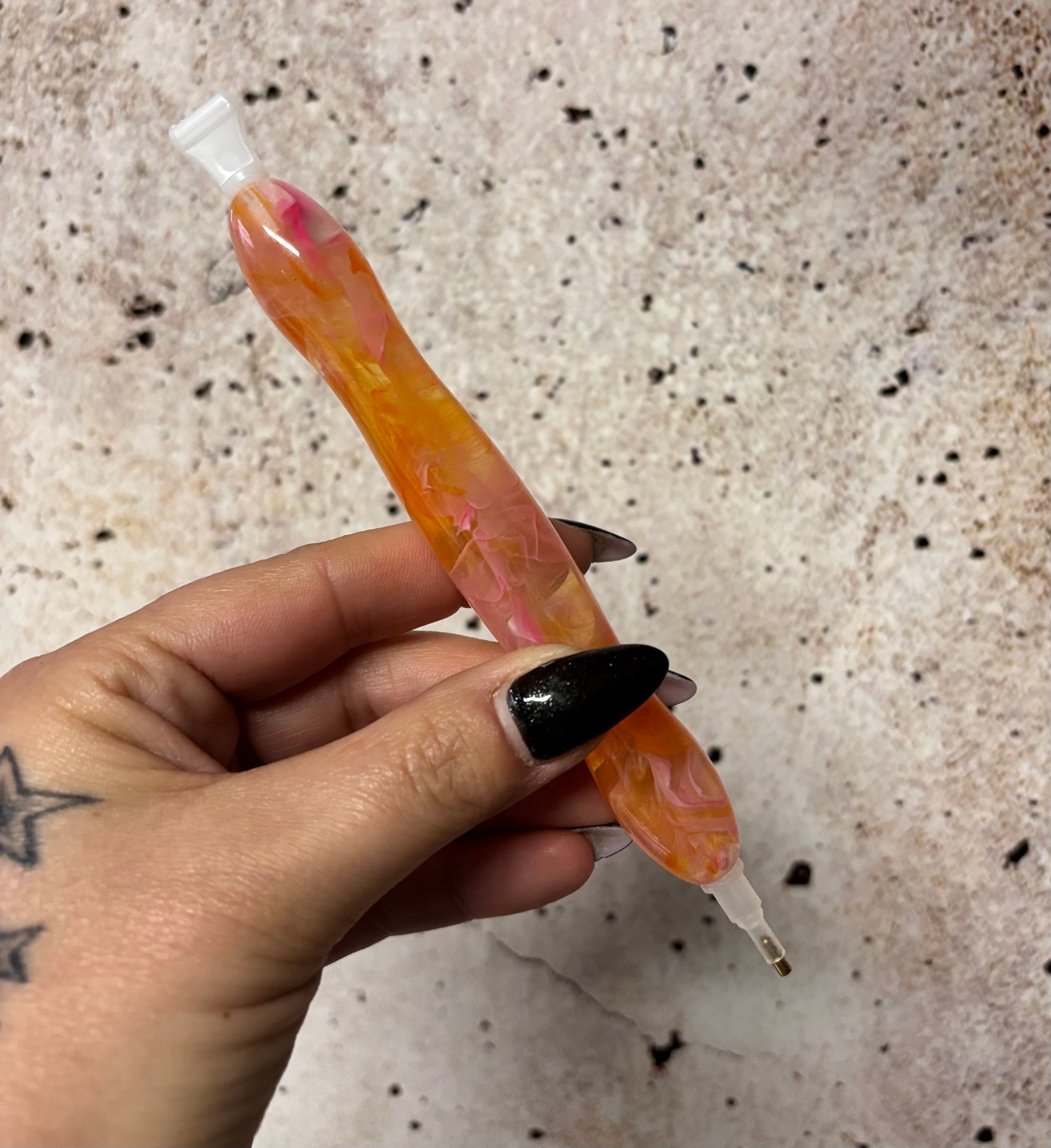 Ergonomischer Diamond Painting Stift aus Harz – inkl. 2 Aufsätzen